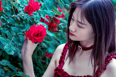 王毅会见哈萨克斯坦副总理兼外长努尔特列乌